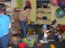 Desítka maminek připravila hernu k programu na 1. pololetí. Maminky spolu s dětmi umyly okna i hračky. (6. února 2008)